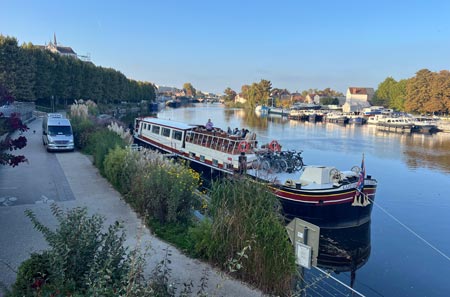 Luciole in the port at night