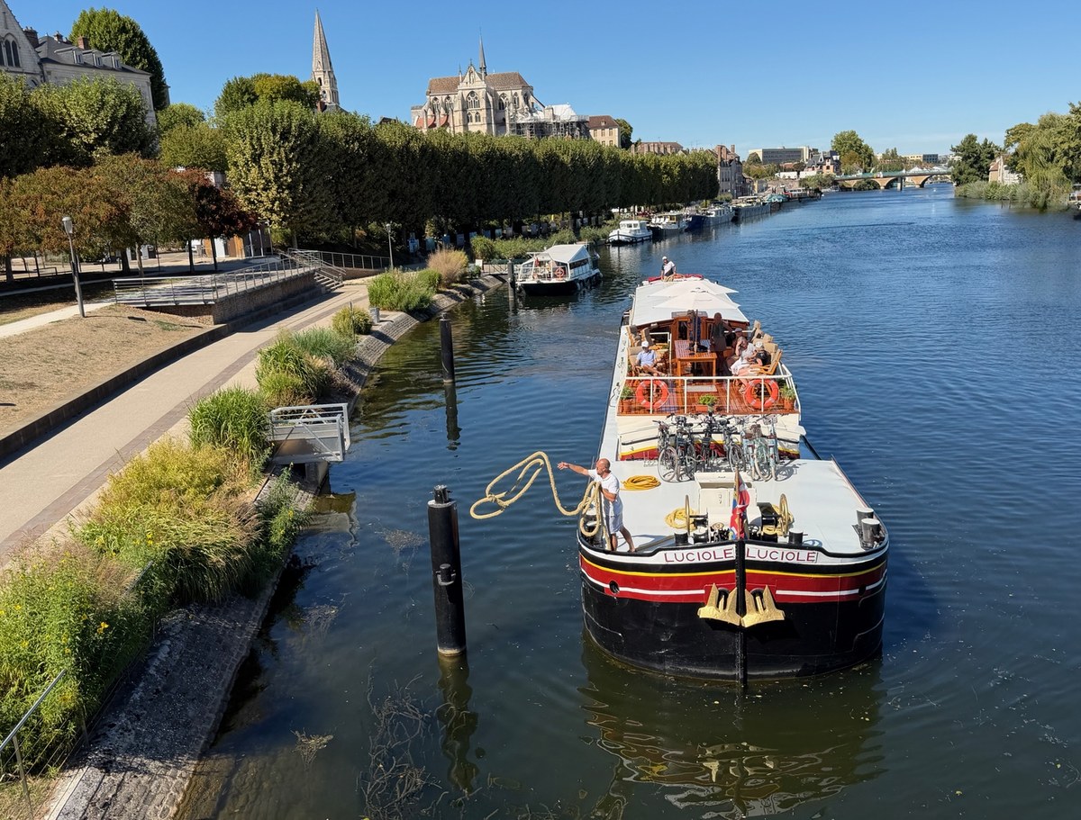 Hotel Barge Luciole cruising towards the water jousters at Accolay