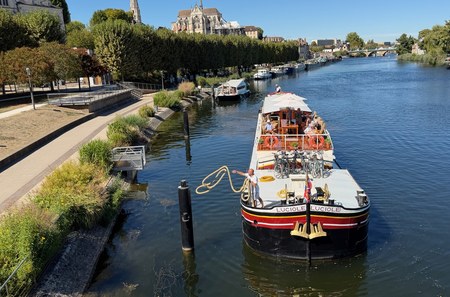 Hotel Barge Luciole cruising at Accolay