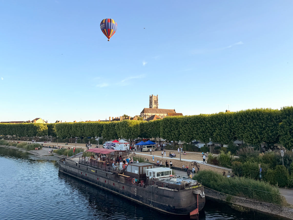 Luciole cruising through Burgundy