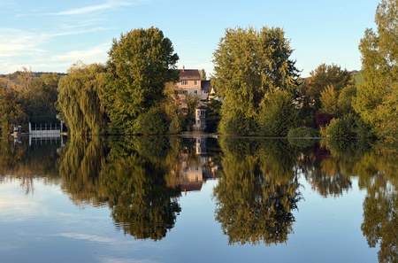 Autumn reflections on the River Yonne at Vincelles