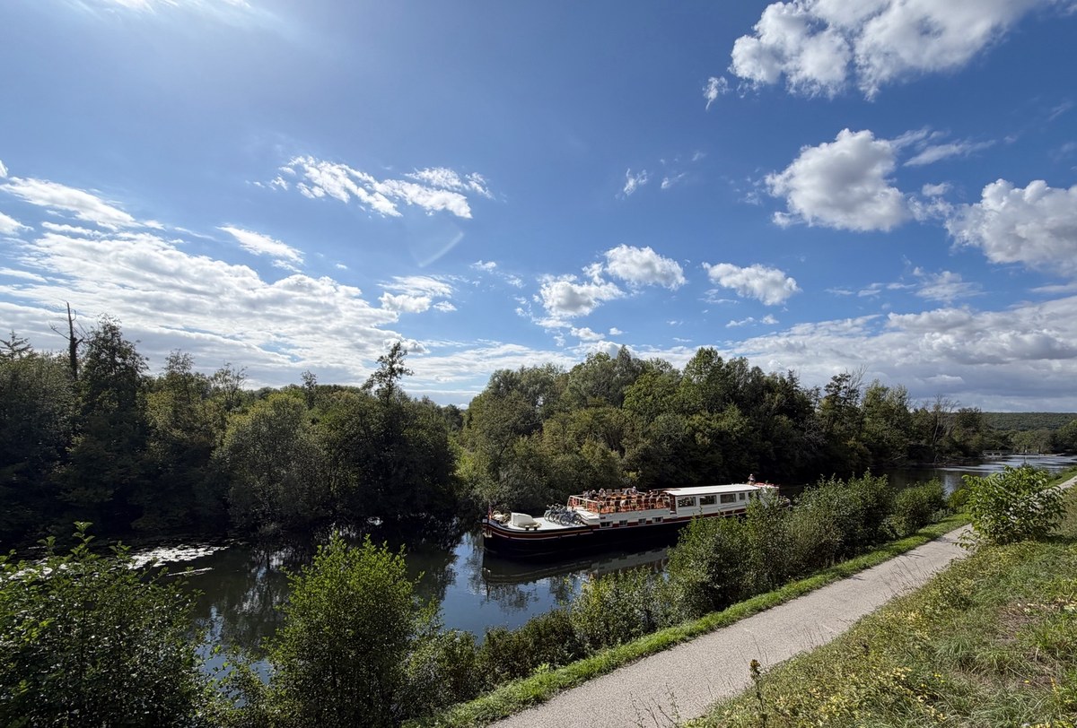 Hotel Barge Luciole cruising through Burgundy