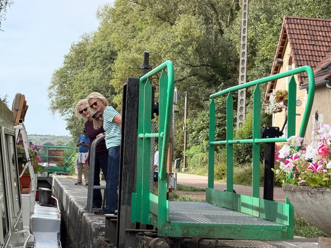 Luciole entering a lock