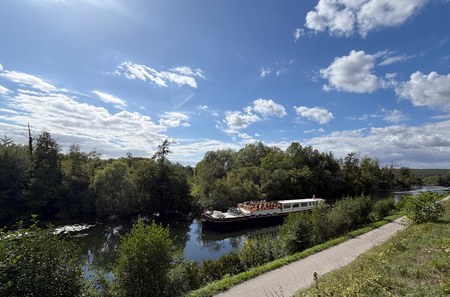 Hotel Barge Luciole cruising through Burgundy