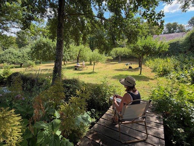 Luciole Art Cruise guests painting in a Burgundy garden