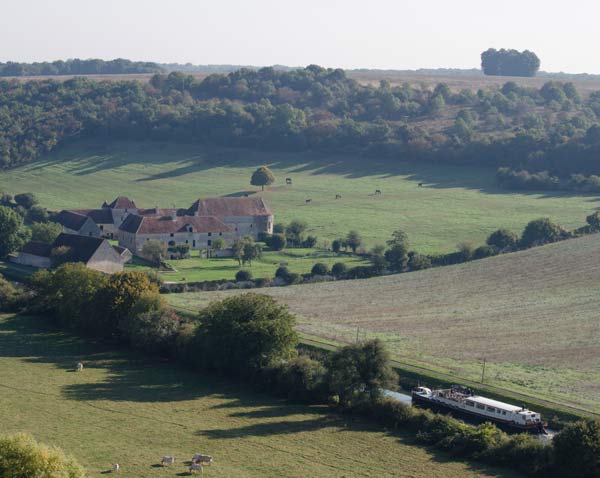 Luciole crusing past an abbey